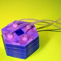 Elastyczny robot zbudowany z użyciem silikonu montażowego