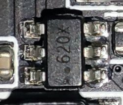 Zbliżenie na element SMD z oznaczeniem 620X.