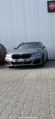 Samochód marki BMW z czarną tablicą rejestracyjną o numerze S22EFO.