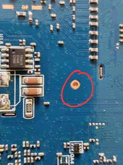 Asus RT-AC56U - Oderwane mocowanie śruby od płytki