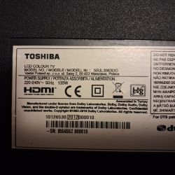 Tabliczka znamionowa Toshiba 50UL3063DG Etykieta znamionowa telewizora Toshiba z modelem 50UL3063DG i danymi zasilania