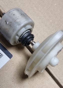 Whirlpool ADG6240: Naprawa pompy myjącej, wymiana łożysk, pomysł z teflonem, pompy z elektroniką