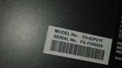 Etykieta telewizora Panasonic z numerem modelu TH-42PV7F i numerem seryjnym FA-7560326.