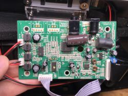 Płytka drukowana z elementami elektronicznymi wewnątrz stacji dokującej.