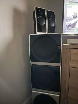 Zestaw głośników Logitech Z-Cinema i Z2300 ustawiony obok siebie.