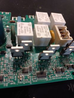 Zbliżenie na moduł elektroniczny, na którym znajdują się przekaźniki.