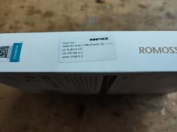 Biała górna część opakowania powerbanka Romoss z naklejką importera INNPRO oraz plombą producenta z logo Romoss.
