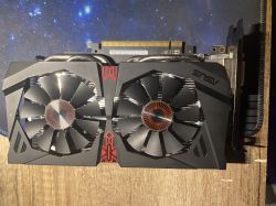 Karta graficzna ASUS z dwoma wentylatorami, na tle kosmosu.