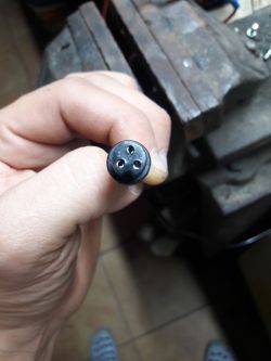 Jak połączyć 4 kabelki z 3 pinami ładowania w desce?