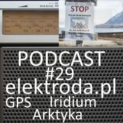 Wyświetlacz radia, znak ostrzegający przed niedźwiedziami polarnymi, napis PODCAST #29 elektroda.pl GPS Iridium Arktyka.