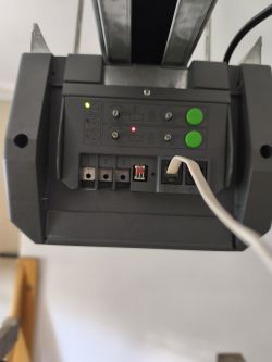 Panel sterowania napędu bramy SupraMatic S z podświetlonymi diodami LED