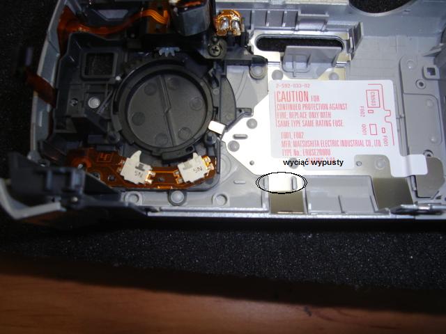 SONY DSC-S40. Wyświetlacz po włączeniu jest biały i niczego nie pokazuje.