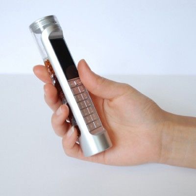 Telefon zasilany Coca Colą Telefon zasilany Coca Colą