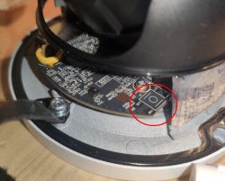 Fizyczny reset kamery BCS-2-214RWSA - przycisk, zworka?