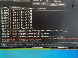 Zrzut ekranu z oprogramowaniem do sterowania CNC z komunikatami błędów dotyczącymi firmware.