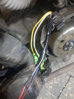 Zdjęcie instalacji elektrycznej skutera chińskiego 50 4T z modulatem 5-pinowym.