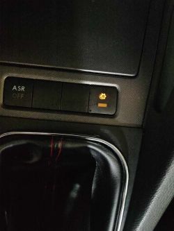 Przycisk klimatyzacji z ikoną śnieżynki w samochodzie