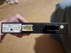 Widok modułu ZKE IV z BMW, z widocznymi gniazdami połączeniowymi.