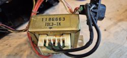 Transformator z oznaczeniem 118G663 T0L3-TK z podłączonymi przewodami