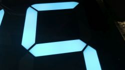 LED-Anzeigesegment Nahaufnahme eines LED-Anzeigesegments mit blauen LEDs.