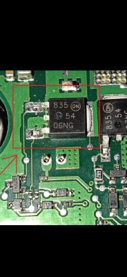 Obwód elektroniczny z zaznaczonym tranzystorem o oznaczeniu 835 54 06NG.