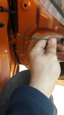 Jak podłączyć głośniki przednie w KIA Picanto - który kabel to plus?