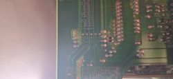 Zbliżenie na płytkę PCB z opisem linii zasilających, w tym D+12V i CPU_ST +5V