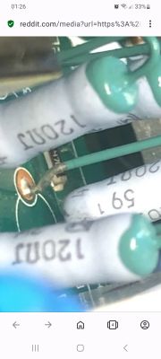 Zbliżenie na elementy elektroniczne na płytce drukowanej z widocznymi numerami.