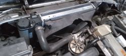 Widok komory silnika BMW E34 z układem chłodzenia i wentylatorem