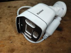 Biała kamera IP Keview HS400Z6-P na drewnianym tle