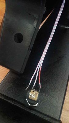 Jak podłączyć przewody do gniazda zasilającego w GYMTEK XB2000?