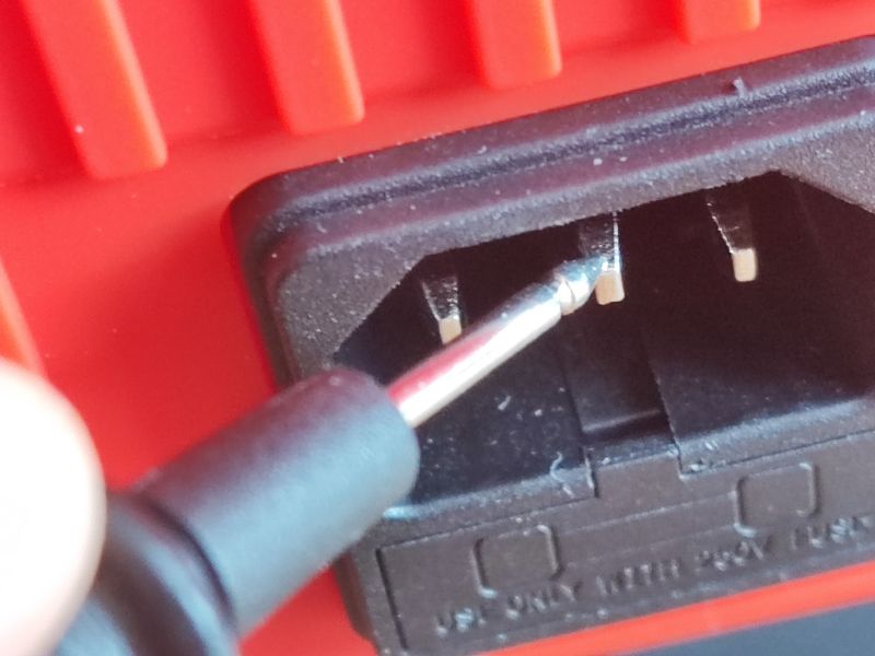 Pomiar napięcia na lutownicy stacji Yato YT-82462.