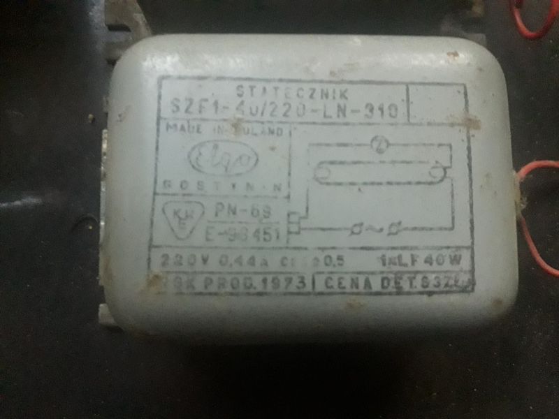 Stary statecznik SZF1-4U/220-LN-310 z danymi technicznymi i schematem elektrycznym na obudowie.