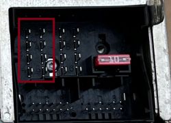 Zdjęcie modułu elektronicznego z zaznaczonymi pinami odpowiedzialnymi za głośniki.