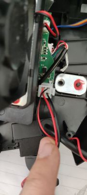Jak ustalić, jakie zasilanie powinno być na kierownicy Thrustmaster T300RS?