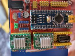Zbliżenie na płytkę CNC shield z zamontowanym Arduino Nano oraz sterownikami silników krokowych.