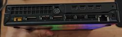 Panel tylny komputera Lenovo z portami USB, DisplayPort i Ethernet