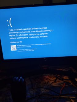 Ekran komputera z komunikatem błędu blue screen.
