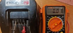 Multimetr pokazujący niskie napięcie obok ładowarki Briggs & Stratton Instantis