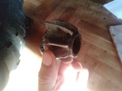 Jak nazywa się ta część we Fiacie 126 i czy winna być z obu stron?