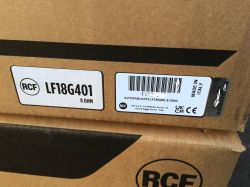 Zbliżenie etykiet na kartonie RCF: „LF18G401 8 OHM” i naklejka z kodem kreskowym oraz „Made in Italy”