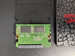 Obraz wnętrza dysku SSD pokazujący płytkę z układami scalonymi.