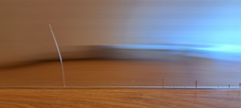 Pęknięcie w przezroczystej plexi pod ekranem telewizora przy dolnej krawędzi