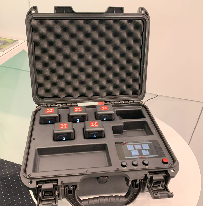 Otwarte etui z wkładką piankową, zawierające urządzenia elektroniczne z wyświetlaczem i przyciskami.