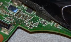 Lenovo T420 - uszkodzenie płyty przez zbyt długą śrubę, naprawa?
