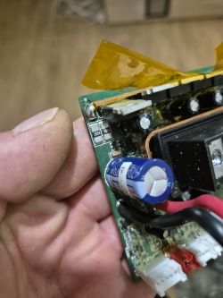 Zbliżenie na płytkę sterownika z elektroniką i kondensatorem.