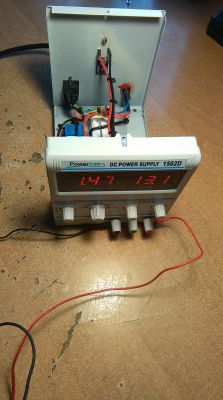 Zasilacz DC PowerLab 1502D z otwartą obudową, pokazujący wewnętrzne okablowanie.