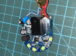 Nahaufnahme einer Platine mit Bauteilen und Kabeln aus einem GreenSun-Modul.