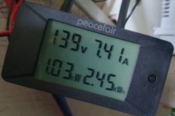 Licznik energii elektrycznej z odczytem napięcia 139V, prądu 7.41A, mocy 1.03kW i zużycia energii 2.45kWh.