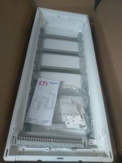 Płytka rozdzielnica elektryczna ETI ECG w kartonie z instrukcją i akcesoriami.